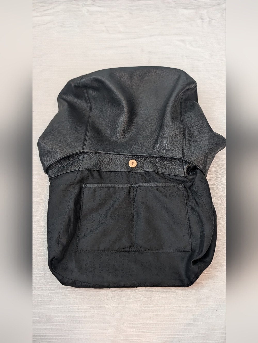 Michael Kors  Shoulder Hobo with Gold MK Charm .Came With MK Dust Bag . - Picture 5 of 14
